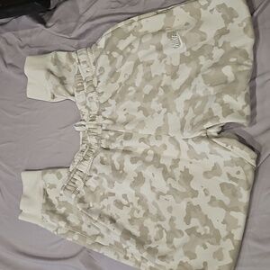 Nike joggers w/ pockets Med